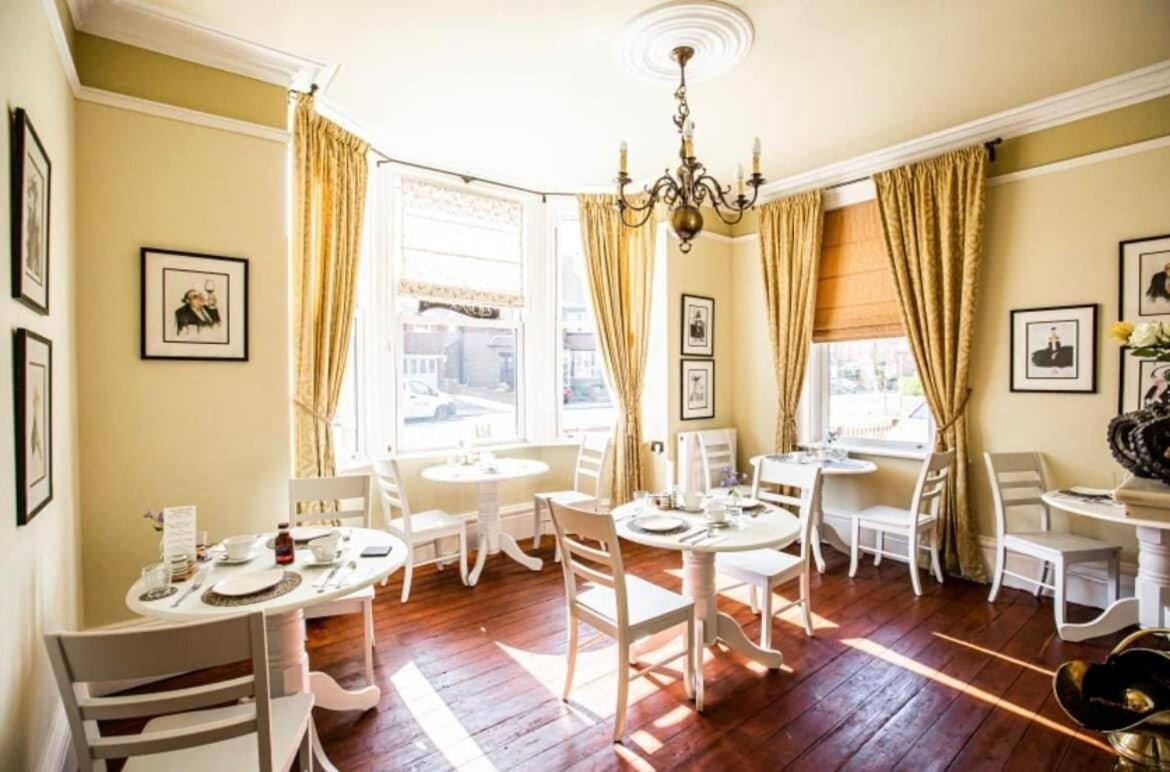 Abbotsleigh Of Whitby Bed & Breakfast エクステリア 写真